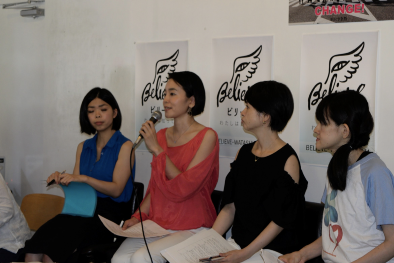 ちゃぶ台返し女子アクションの鎌田華乃子さん（左から２番目）