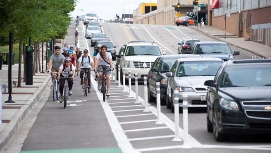 米国デンバー、自転車専用レーンの設置を約束 米国デンバーの市民グループは、ダウンタウンの15番ストリートに自転車専用レーンを設置して欲しいと訴え、市長と市議会に対してキャンペーンを開始。800人の賛同が集まり、市の公共事業部所は2014年の春までに専用レーンの設置すると約束しました！ https://www.change.org/petitions/i-bike-in-denver-and-i-support-a-protected-bicycle-lane-on-15th-street 自転車専用レーンが整備されることで、自転車の歩道通行は改善され、歩行者にとっても車のドライバーにとっても、より安全な通行が可能になるwin-winなキャンペーンとなりました。